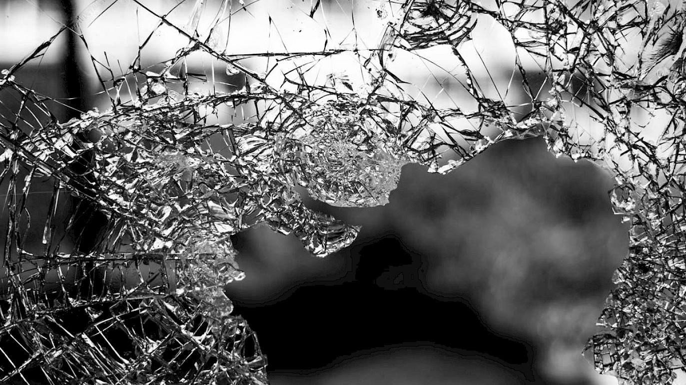What is a thermal stress glass breakage pattern?